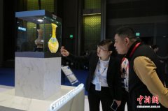 2025世界显示产业创新发展大会·创新成果体验区吸引参观者